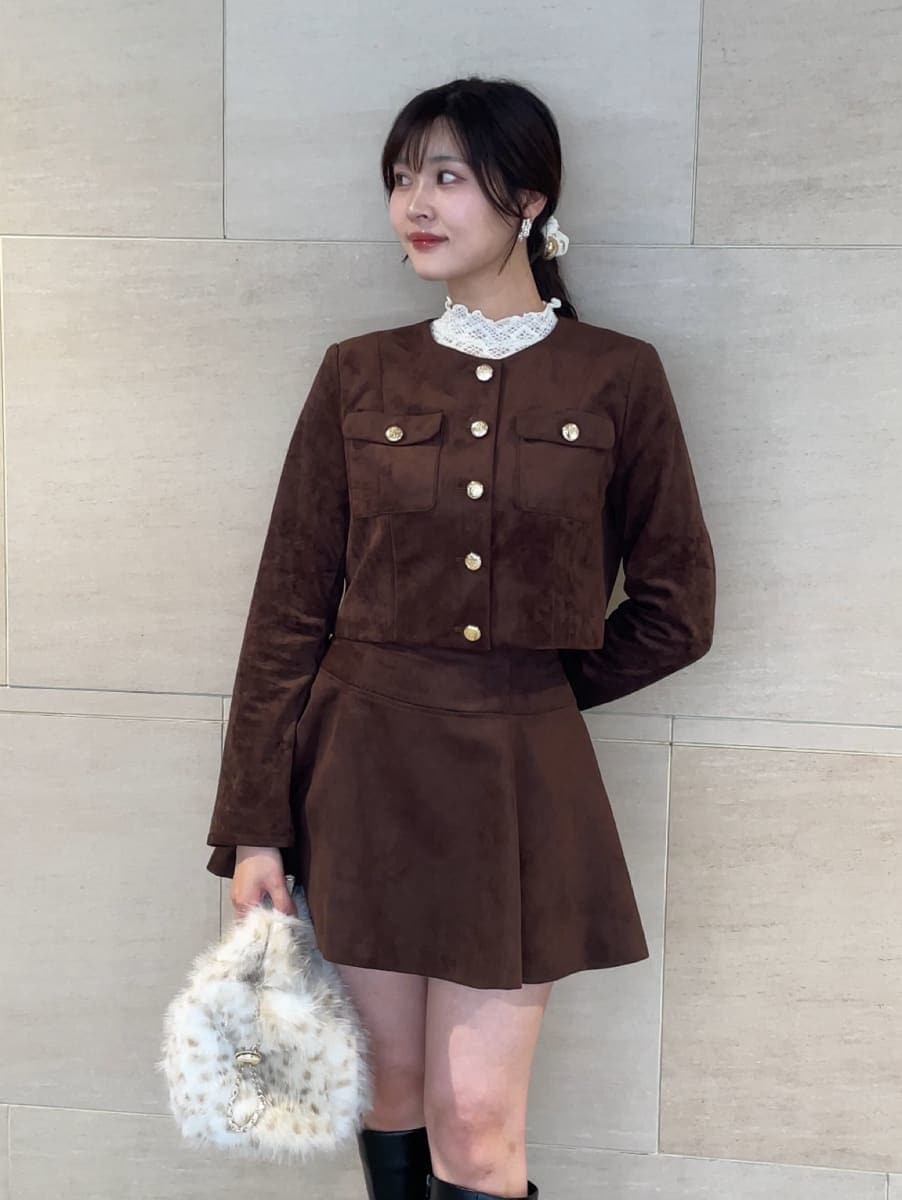 ブラウン系のノーカラージャケット、ブラウン系のその他パンツ、その他のTシャツ/カットソーを着用したレディースの秋コーディネートの7枚目の写真