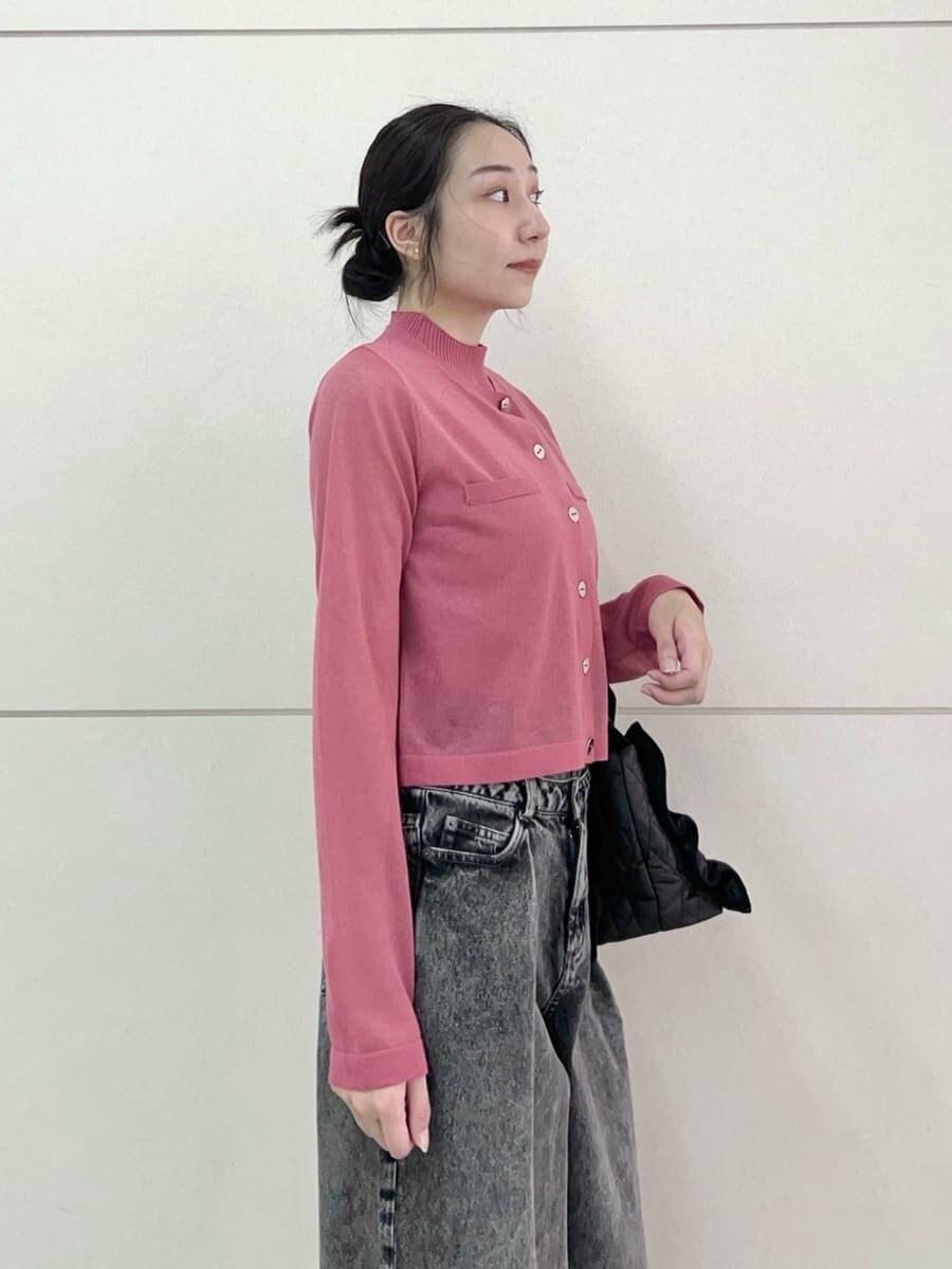 ピンク系のカーディガン/ボレロ、ピンク系のニット/セーター、グレー系のデニムパンツを着用したレディースの夏コーディネートの6枚目の写真