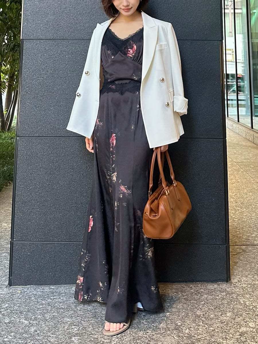 ブラック系のキャミソール、ホワイト系のテーラードジャケット、ブラック系のワンピースを着用したレディースの春コーディネートの4枚目の写真