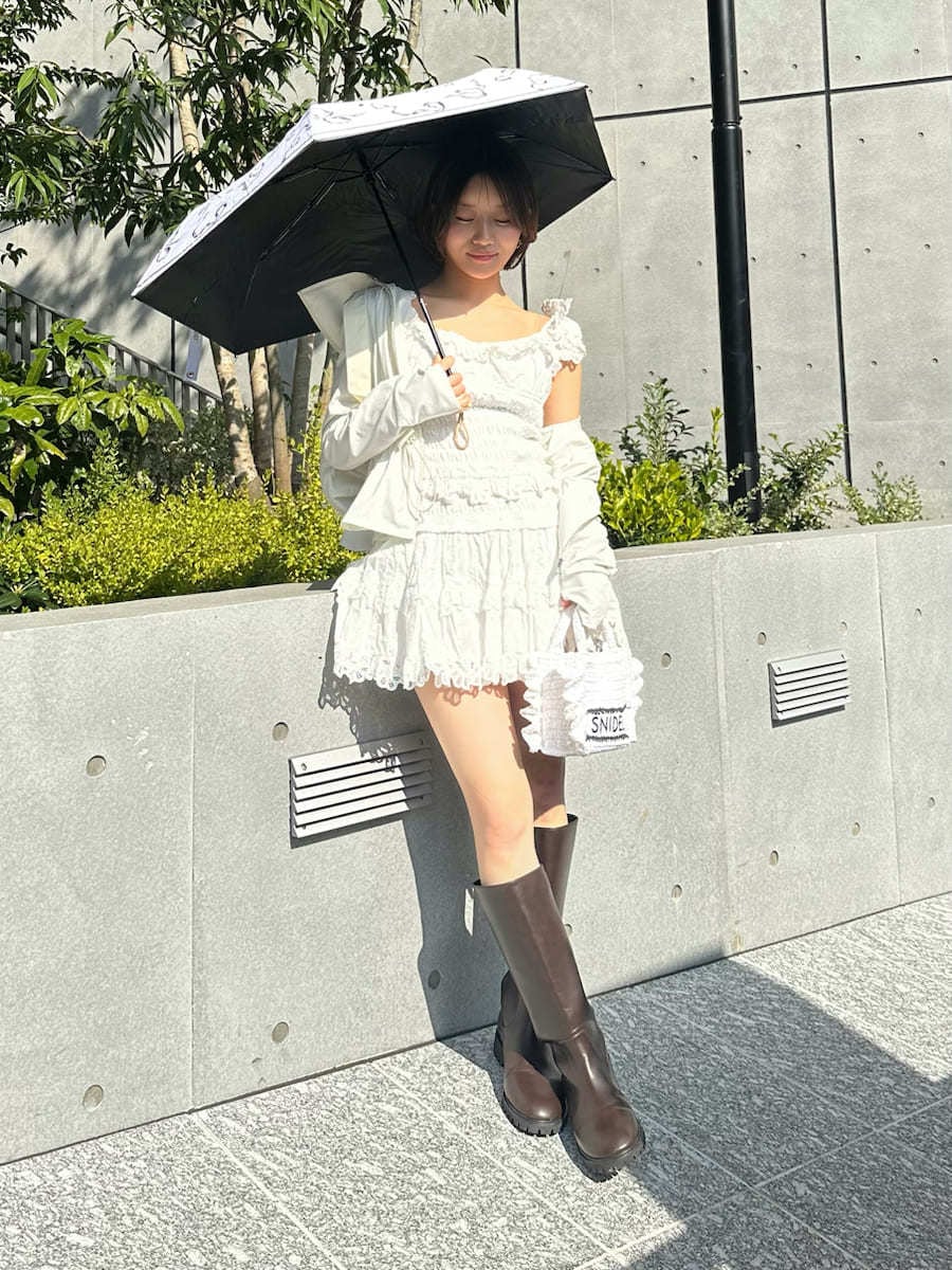 ホワイト系のその他パンツ、ホワイト系のシャツ/ブラウス、ホワイト系のショルダーバッグを着用したレディースの春コーディネートの2枚目の写真