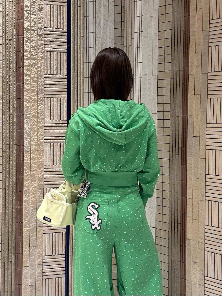 グリーン系のその他パンツ、グリーン系のパーカー、グレー系のキャミソールを着用したレディースの春コーディネートの4枚目の写真