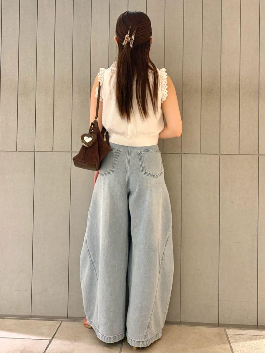 ブルー系のデニムパンツ、ホワイト系のシャツ/ブラウス、ブラウン系のショルダーバッグを着用したレディースの夏コーディネートの4枚目の写真
