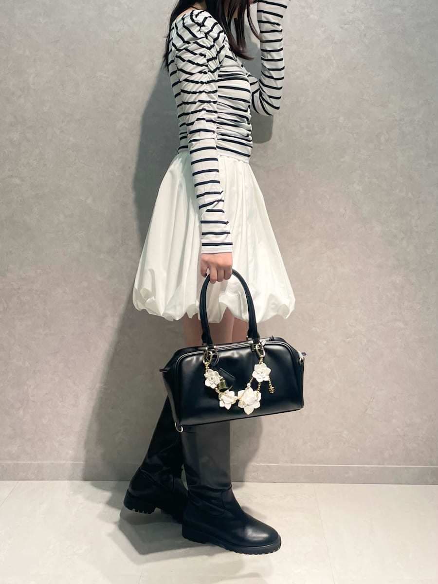 ベージュ系のブルゾン、ホワイト系のその他パンツ、その他のTシャツ/カットソーを着用したレディースの冬コーディネートの8枚目の写真