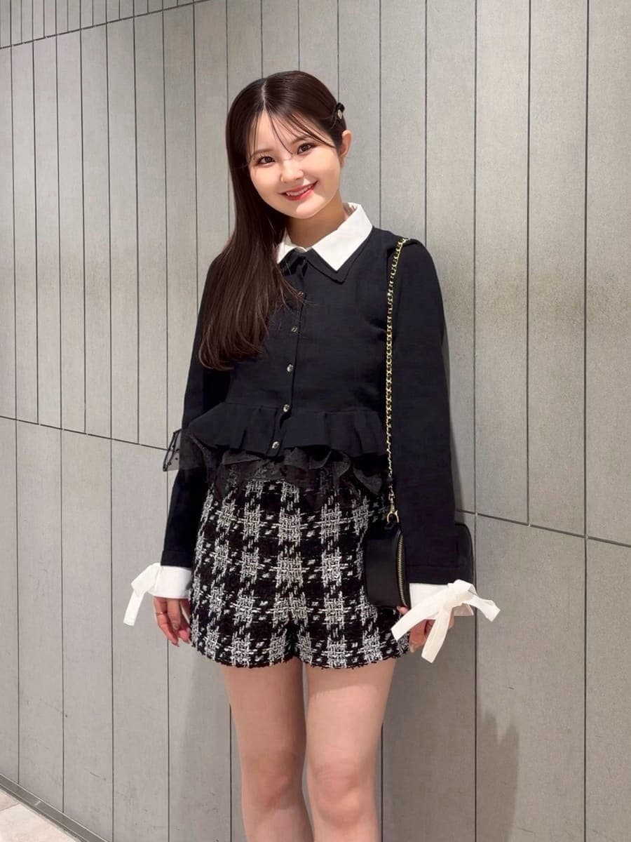 ブラック系のその他パンツ、ブラック系のカーディガン/ボレロ、ブラック系のブーツを着用したレディースの秋コーディネートの2枚目の写真