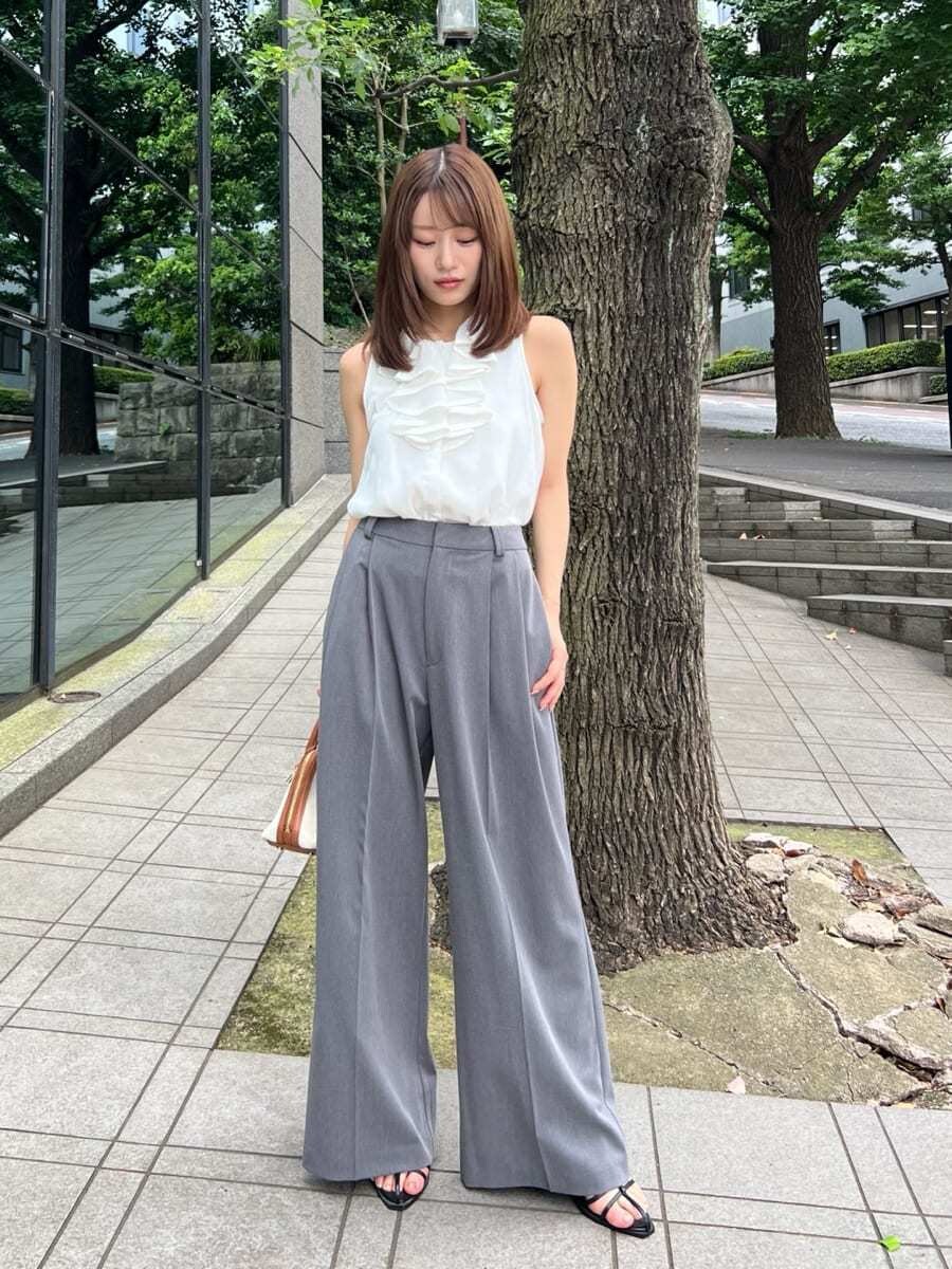 ホワイト系のシャツ/ブラウス、グレー系のその他パンツ、イエロー系のボストンバッグを着用したレディースの夏コーディネートの2枚目の写真