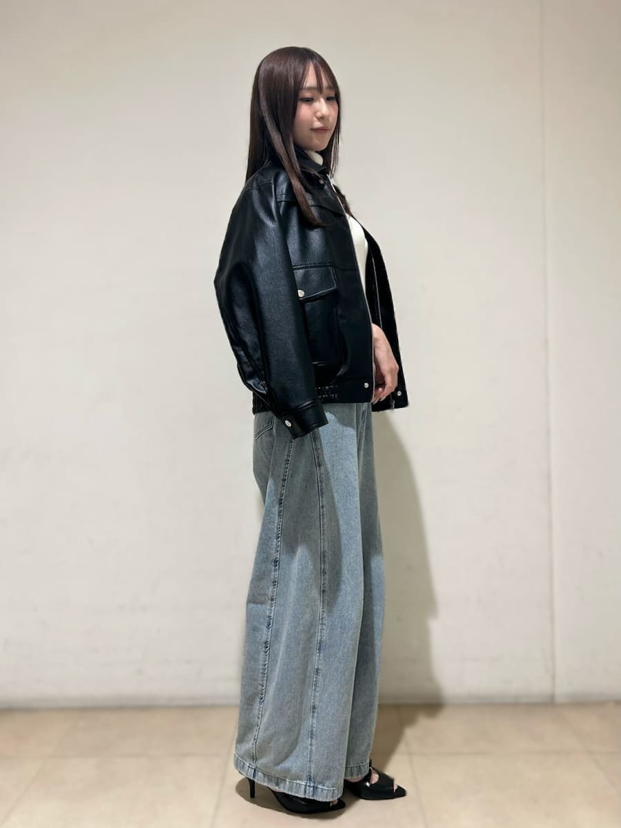 ブラック系のブルゾン、ブルー系のデニムパンツ、ホワイト系のニット/セーターを着用したレディースの夏コーディネートの2枚目の写真