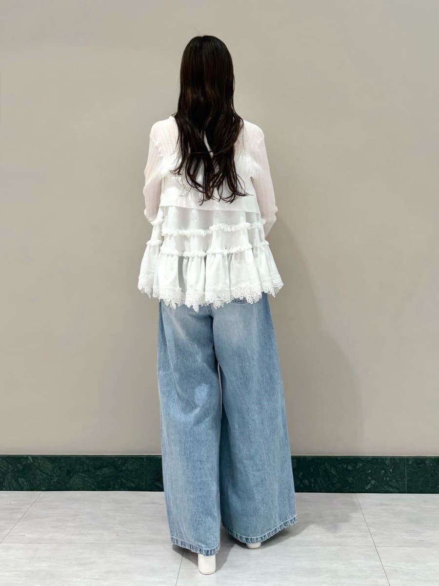 ブルー系のデニムパンツ、ホワイト系のニット/セーター、ホワイト系のカーディガン/ボレロを着用したレディースの夏コーディネートの3枚目の写真
