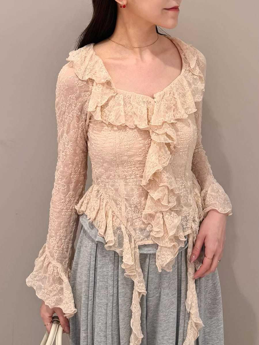 グレー系のその他パンツ、ピンク系のTシャツ/カットソー、ブラウン系のパンプスを着用したレディースの冬コーディネートの4枚目の写真