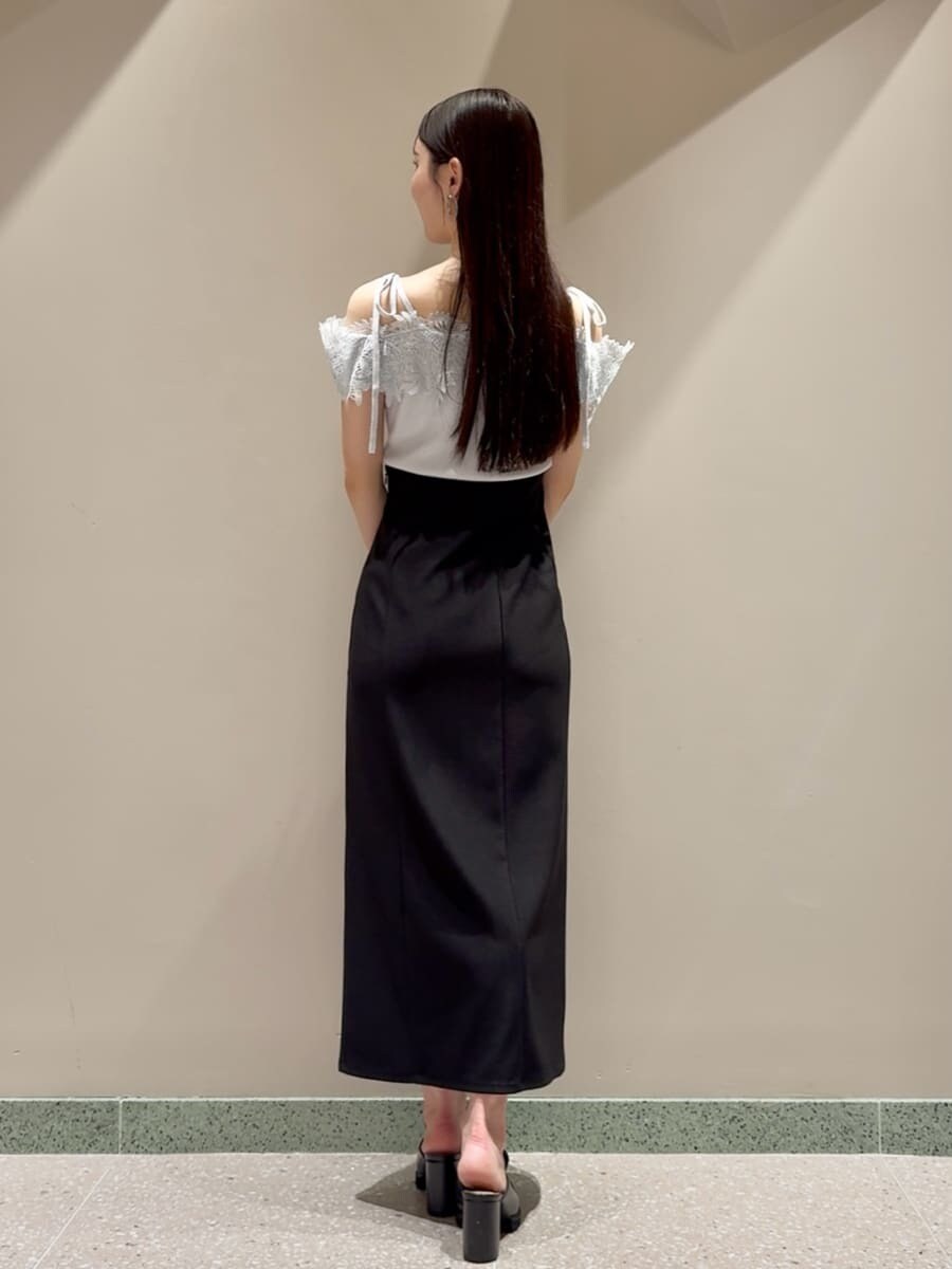 ブルー系のニット/セーター、ブラック系のスカート、ブラック系のローファーを着用したレディースの夏コーディネートの3枚目の写真