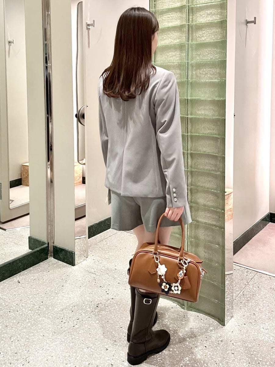 グレー系のテーラードジャケット、その他のシャツ/ブラウス、イエロー系のボストンバッグを着用したレディースの冬コーディネートの5枚目の写真