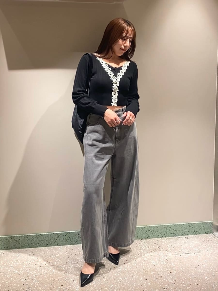 グレー系のデニムパンツ、ブラック系のカーディガン/ボレロ、ブラック系のトートバッグを着用したレディースの夏コーディネートの6枚目の写真