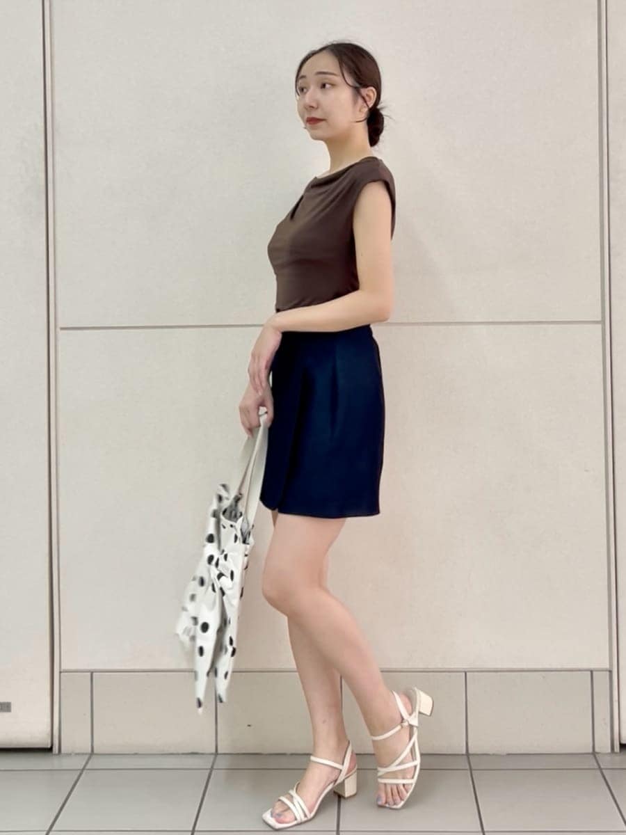 ブルー系のその他パンツ、ブラウン系のTシャツ/カットソー、ホワイト系のトートバッグを着用したレディースの夏コーディネートの3枚目の写真