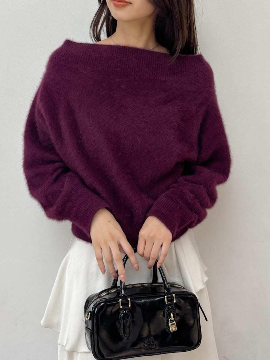 レッド系のニット/セーター、ホワイト系のスカート、グレー系のスニーカーを着用したレディースの秋コーディネートの6枚目の写真