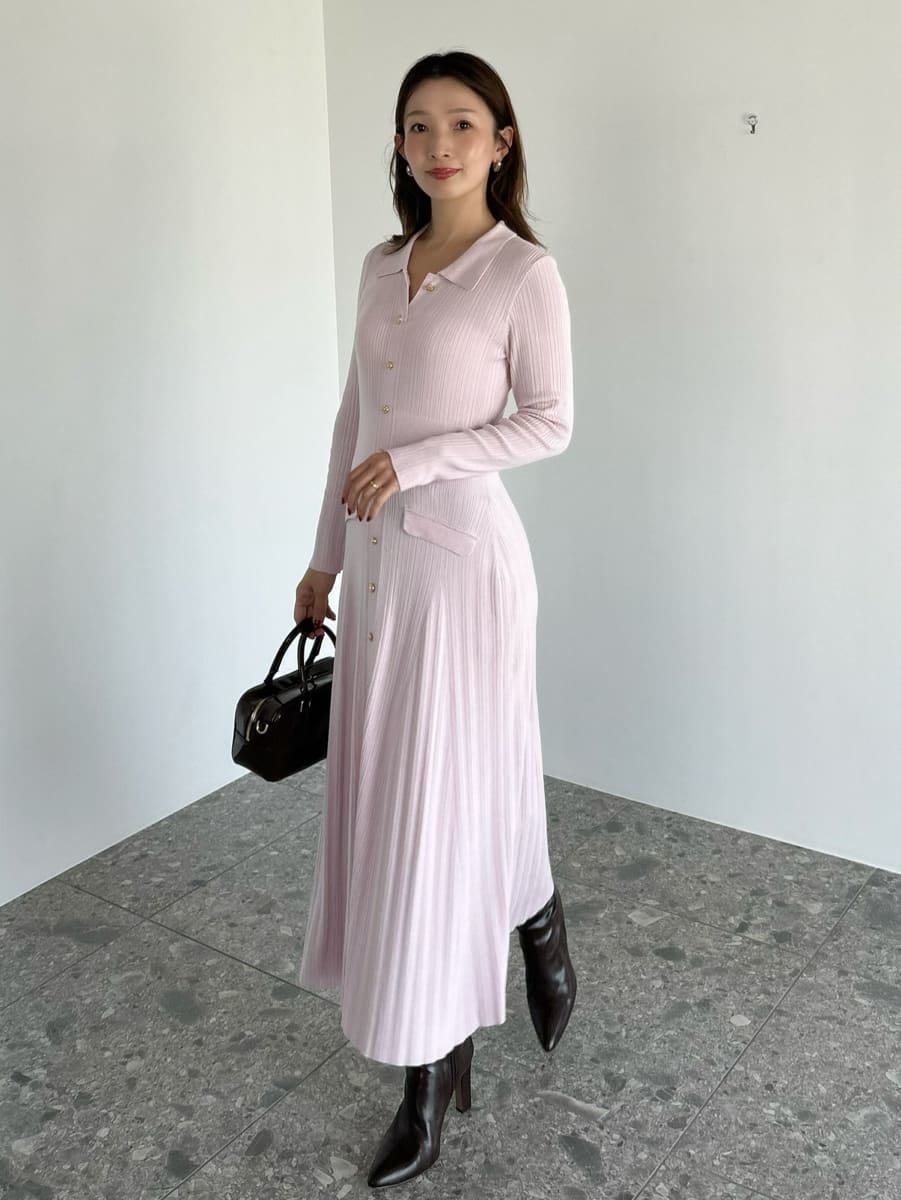 ピンク系のワンピース、ブラック系のボストンバッグ、ブラウン系のブーツを着用したレディースの秋コーディネートの4枚目の写真