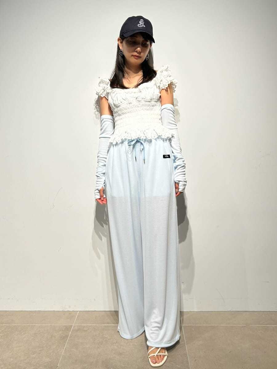 ホワイト系のシャツ/ブラウス、ブルー系のキャップを着用したレディースの冬コーディネートの3枚目の写真