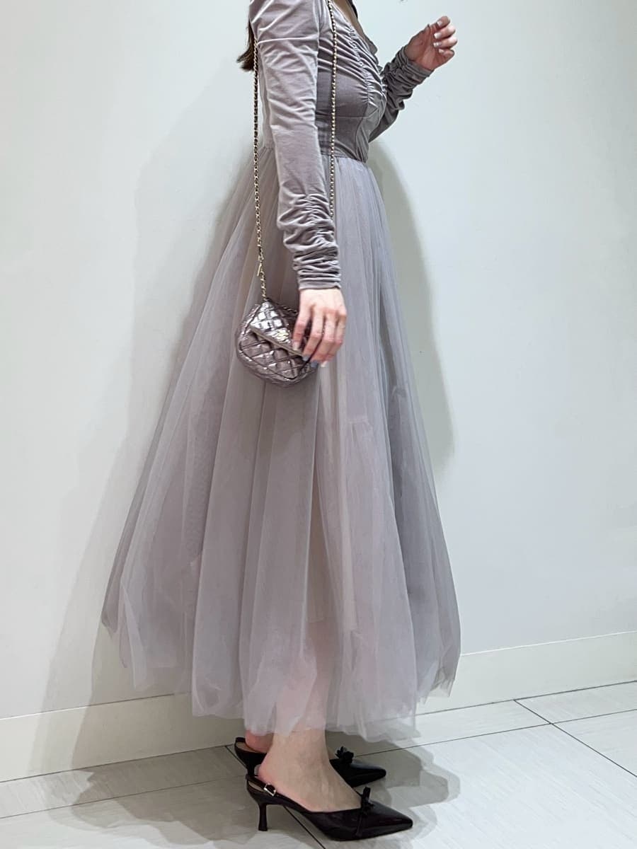 パープル系のワンピース、パープル系のショルダーバッグを着用したレディースの秋コーディネートの3枚目の写真