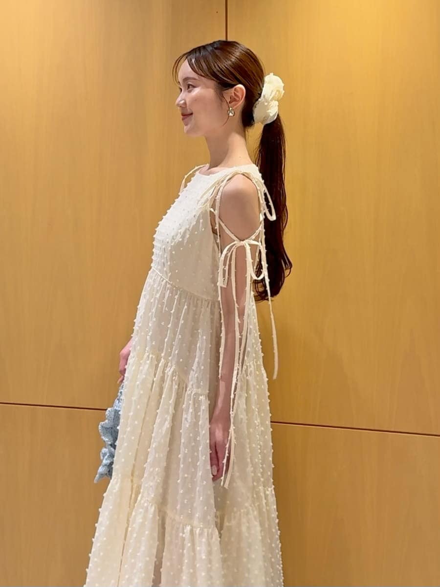 ブルー系のショルダーバッグ、ホワイト系のワンピース、その他のサンダルを着用したレディースの夏コーディネートの5枚目の写真