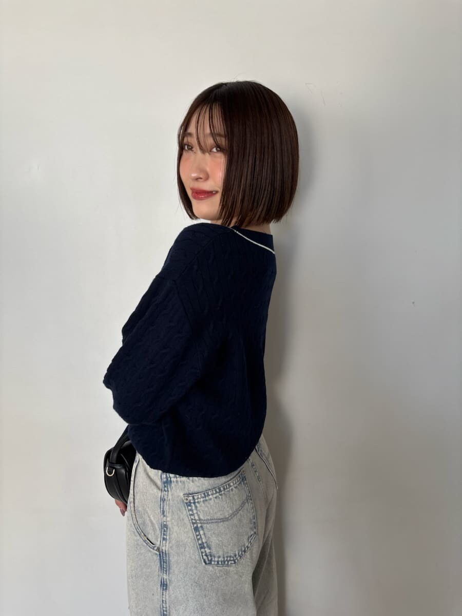 ブルー系のニット/セーター、ブルー系のデニムパンツ、ブラック系のローファーを着用したレディースの秋コーディネートの7枚目の写真