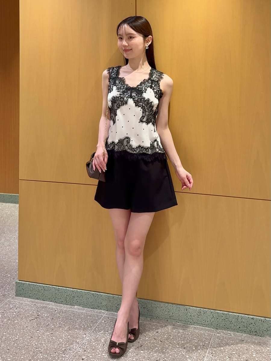 ブラック系のその他パンツ、その他のキャミソールを着用したレディースの夏コーディネートの2枚目の写真