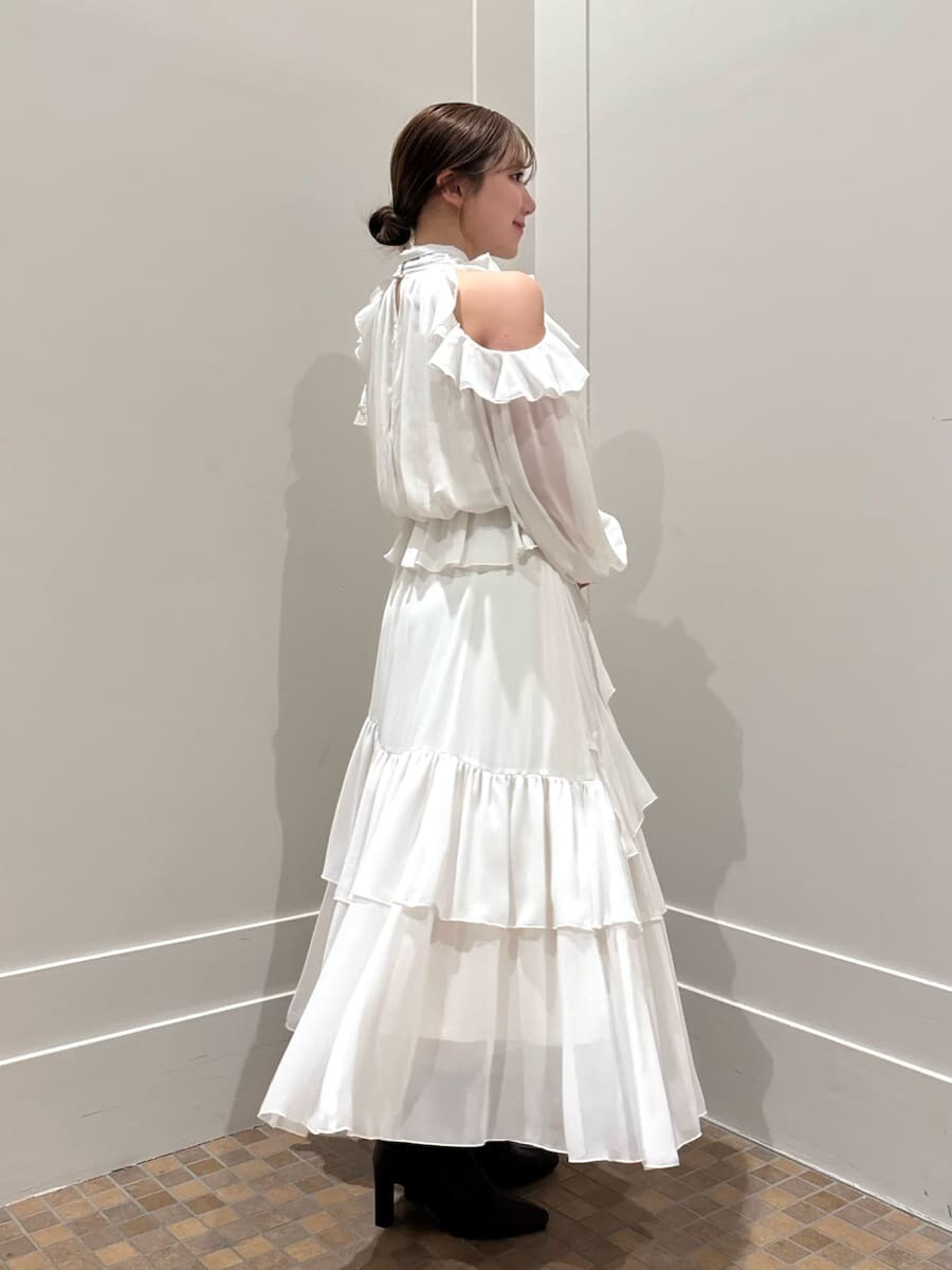 グレー系のブルゾン、ホワイト系のシャツ/ブラウス、ホワイト系のスカートを着用したレディースの秋コーディネートの6枚目の写真