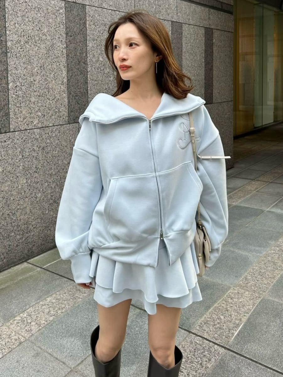 ブルー系のパーカー、ホワイト系のショルダーバッグ、ブルー系のその他パンツを着用したレディースの冬コーディネートの5枚目の写真