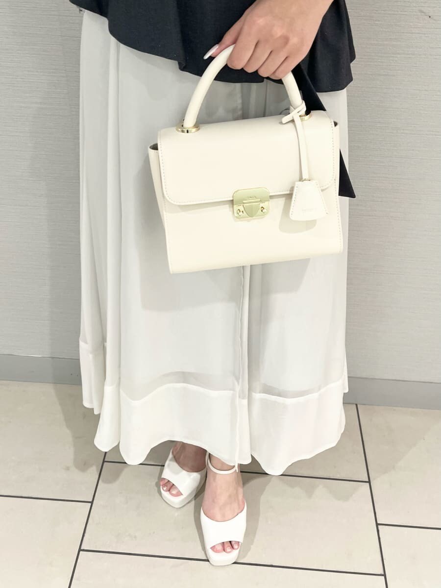 グレー系のワンピース、ホワイト系のショルダーバッグ、ホワイト系のサンダルを着用したレディースの夏コーディネートの3枚目の写真