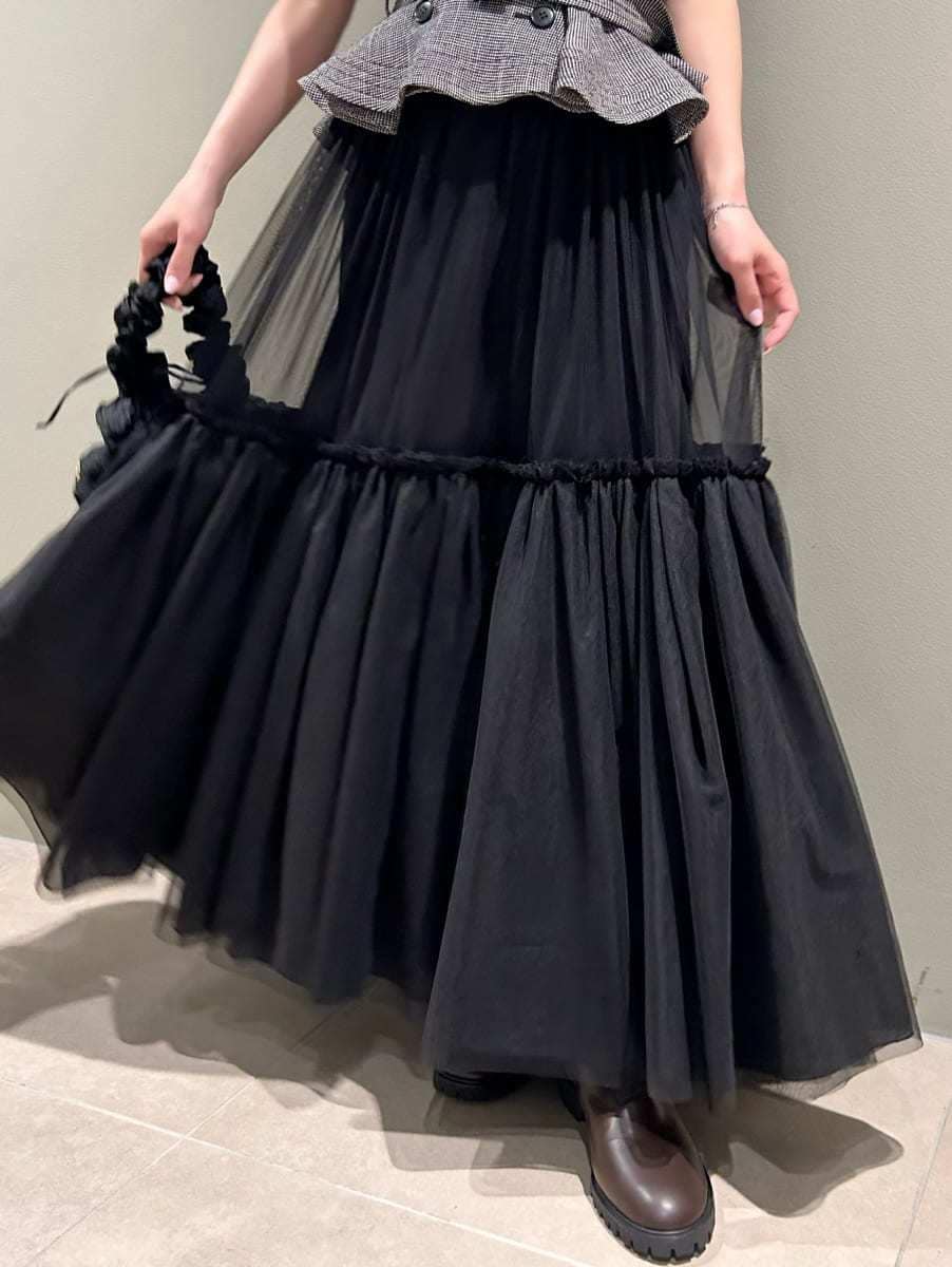 その他のワンピース、ゴールド系のピアス（両耳用）を着用したレディースの春コーディネートの3枚目の写真