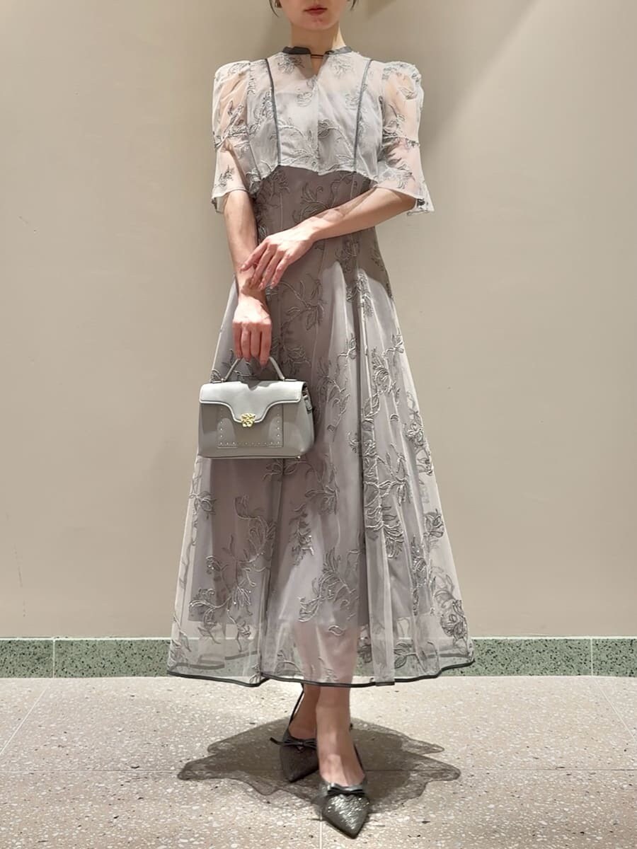 グレー系のワンピース、ブルー系のショルダーバッグを着用したレディースの秋コーディネートの7枚目の写真