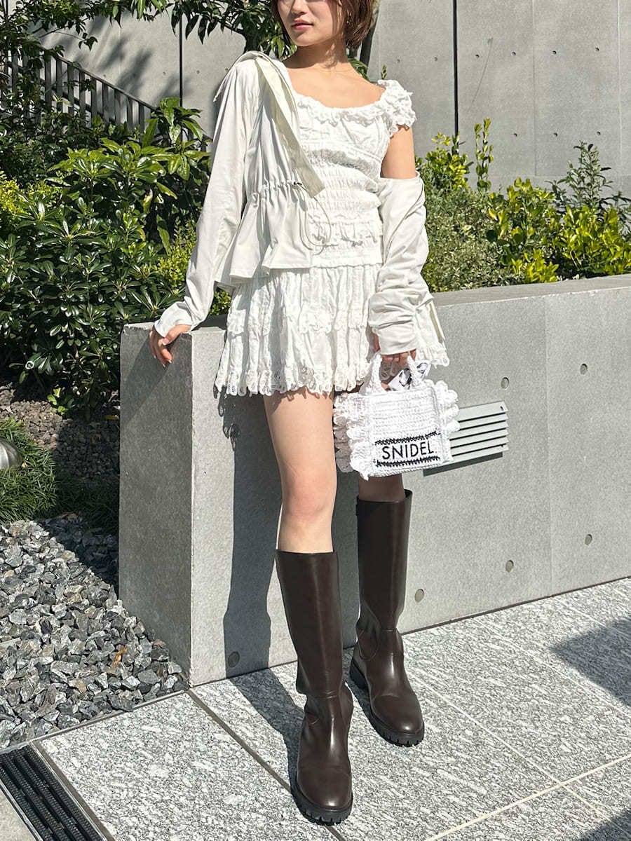 ホワイト系のその他パンツ、ホワイト系のシャツ/ブラウス、ホワイト系のショルダーバッグを着用したレディースの春コーディネートの10枚目の写真