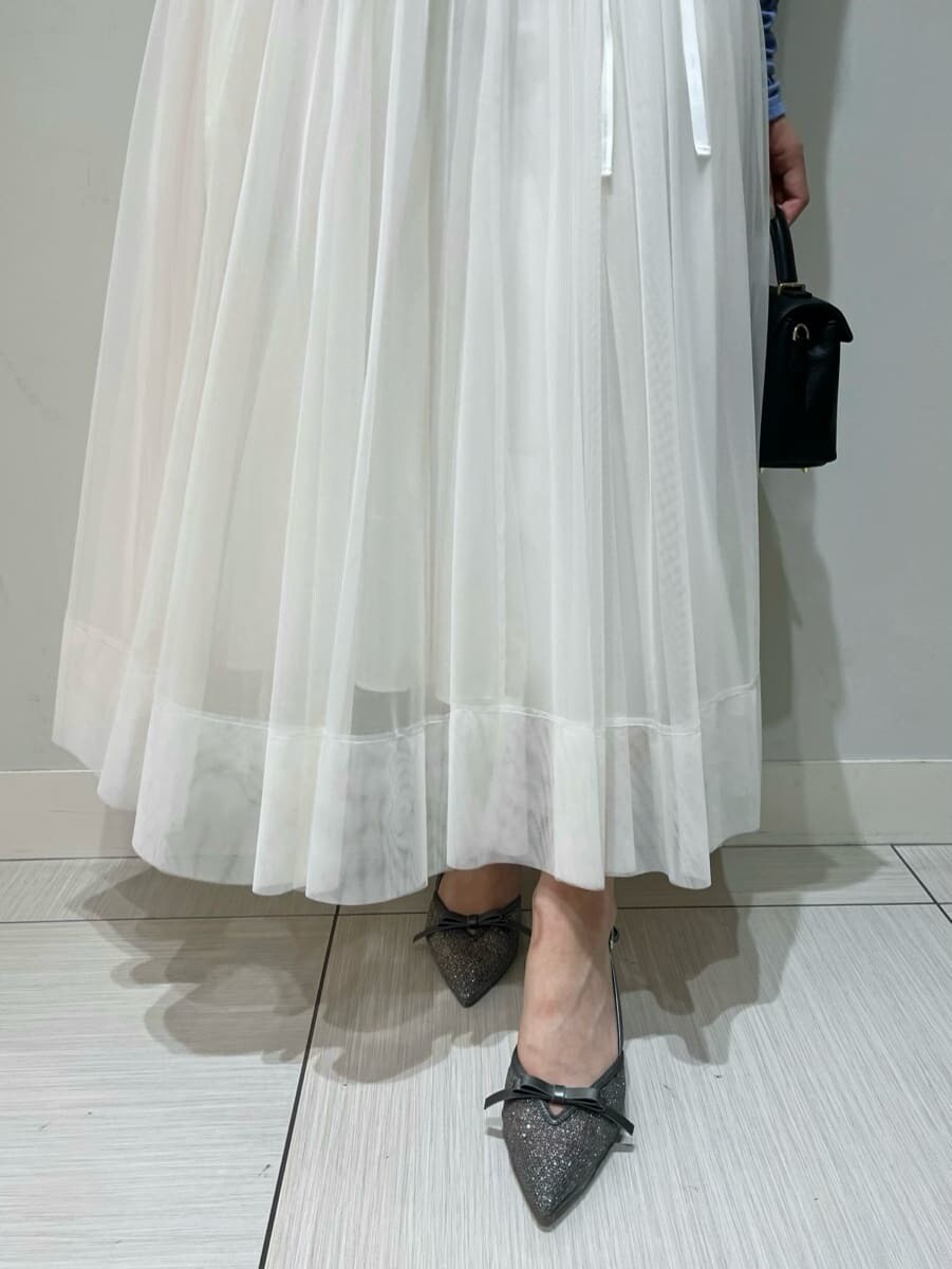 ブルー系のTシャツ/カットソー、ホワイト系のスカート、ブラック系のショルダーバッグを着用したレディースの夏コーディネートの5枚目の写真