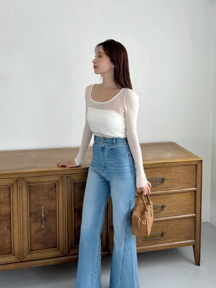 ブルー系のデニムパンツ、その他のパンプス、イエロー系のボストンバッグを着用したレディースの夏コーディネートの4枚目の写真