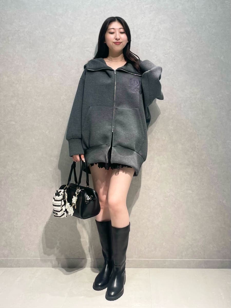 ブラック系のその他パンツ、ブラック系のボストンバッグ、グレー系のワンピースを着用したレディースの春コーディネートの2枚目の写真