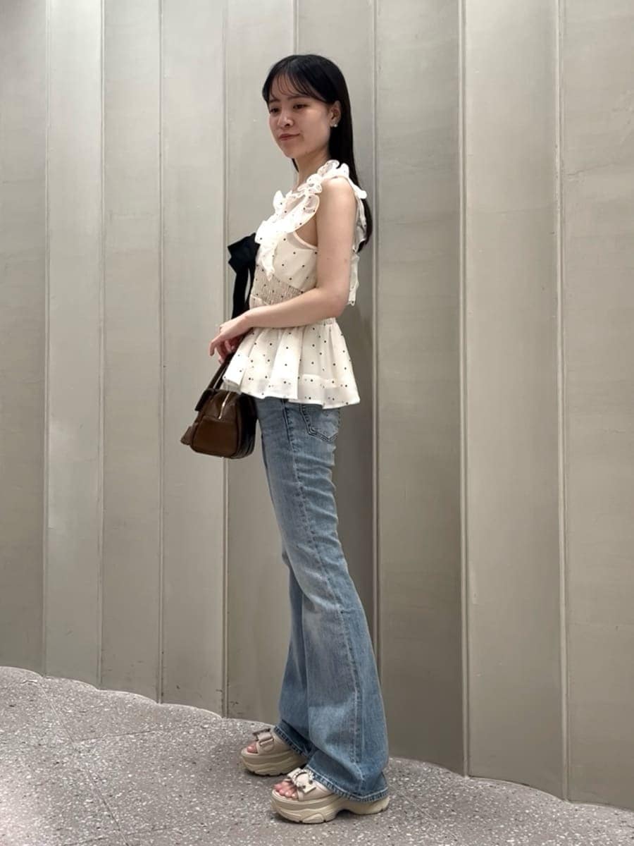 ブルー系のデニムパンツ、その他のシャツ/ブラウス、ベージュ系のサンダルを着用したレディースの夏コーディネートの2枚目の写真