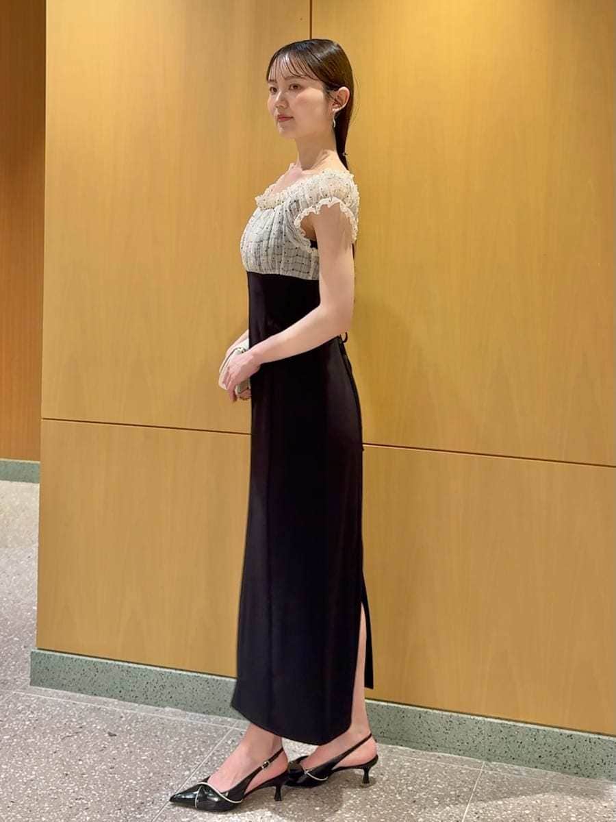 その他のワンピース、ブラック系のパンプス、ホワイト系のショルダーバッグを着用したレディースの春コーディネートの2枚目の写真