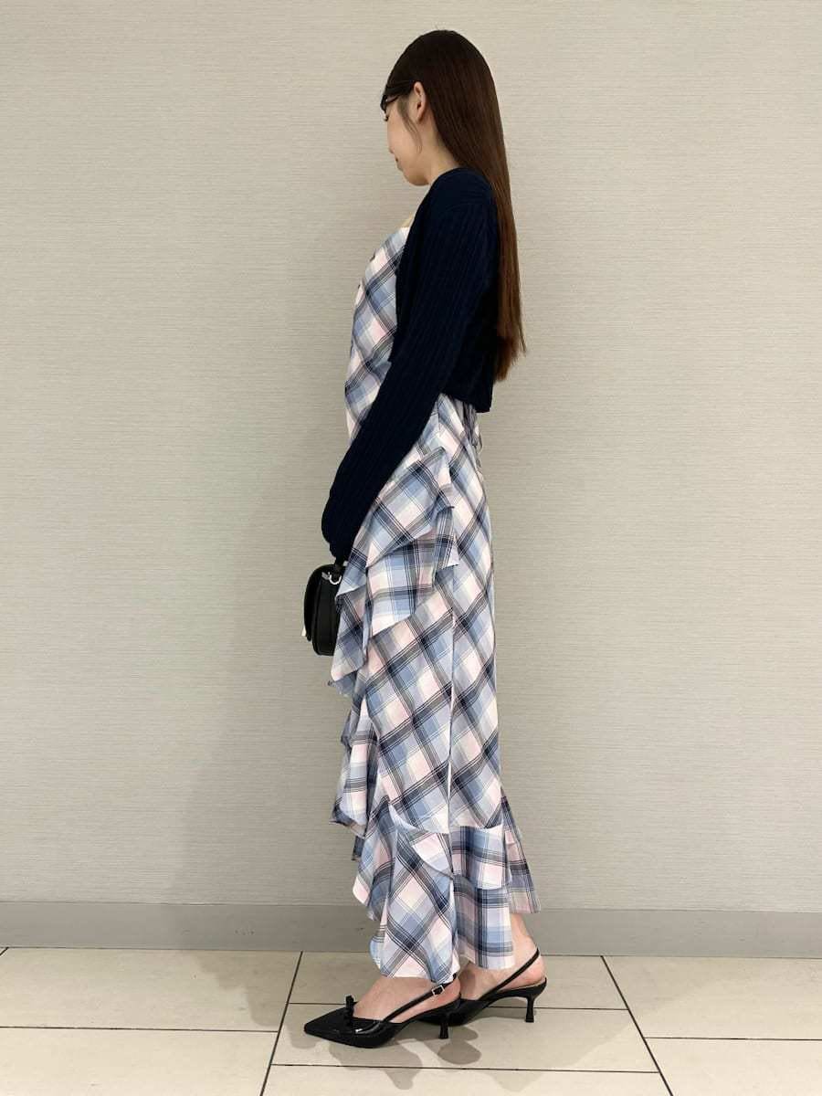 ブルー系のワンピース、ブルー系のカーディガン/ボレロ、ブラック系のハンドバッグを着用したレディースの秋コーディネートの2枚目の写真