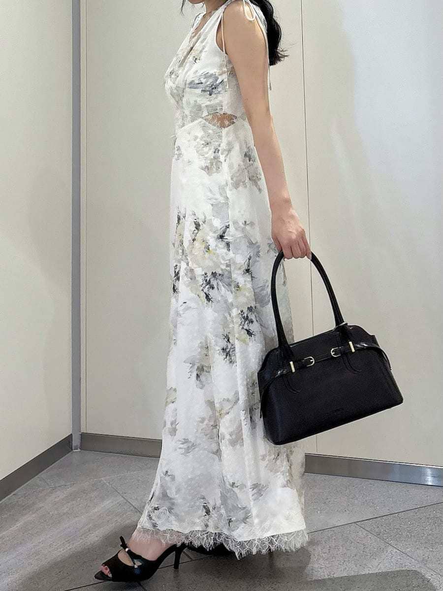ホワイト系のワンピース、ブラウン系のサンダル、ブラウン系のボストンバッグを着用したレディースの夏コーディネートの5枚目の写真