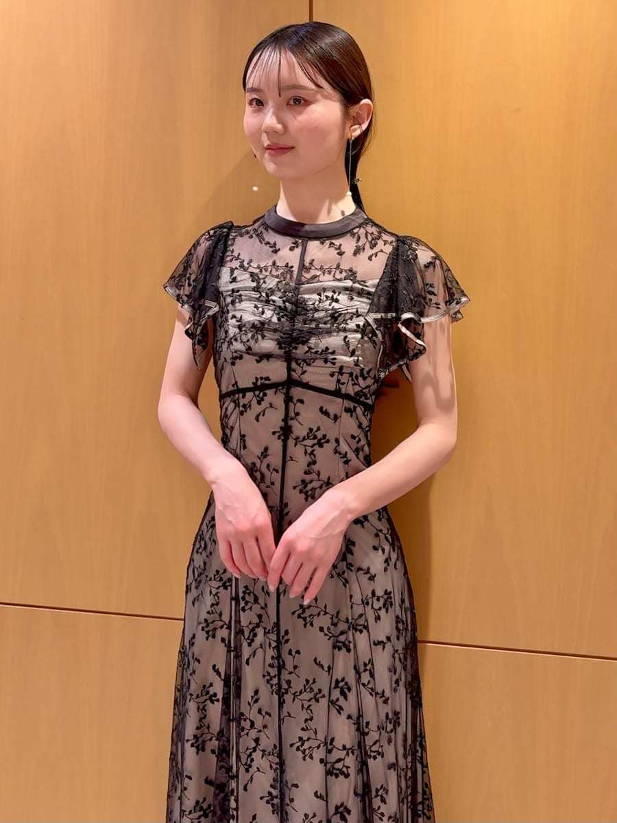 ブラック系のドレス、その他のイヤリングを着用したレディースの春コーディネートの5枚目の写真