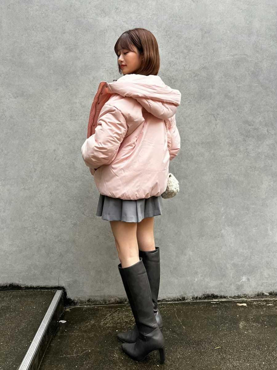 ピンク系のダウンジャケット/コート、その他のニット/セーター、グレー系のその他パンツを着用したレディースの秋コーディネートの5枚目の写真