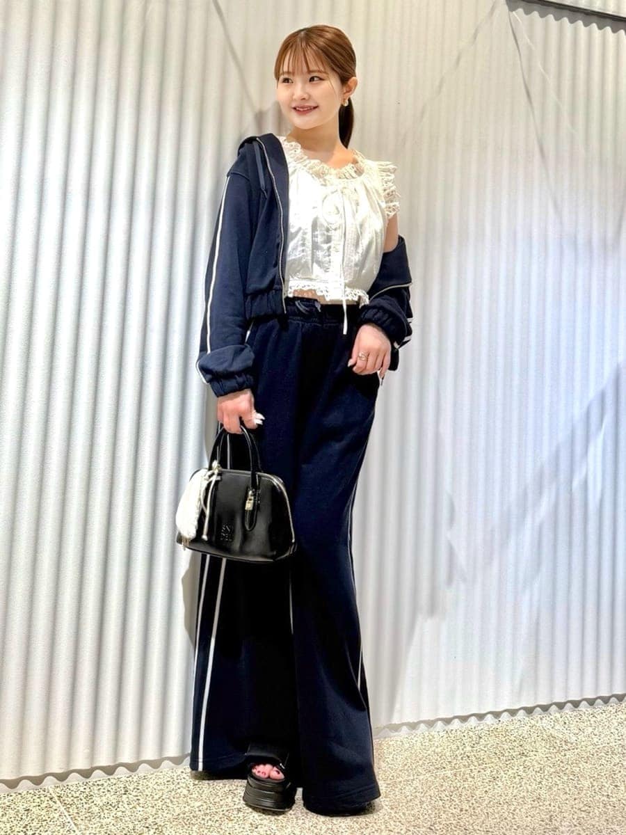 ホワイト系のシャツ/ブラウス、ブルー系のパーカー、ブルー系のスウェットパンツを着用したレディースの夏コーディネートの4枚目の写真