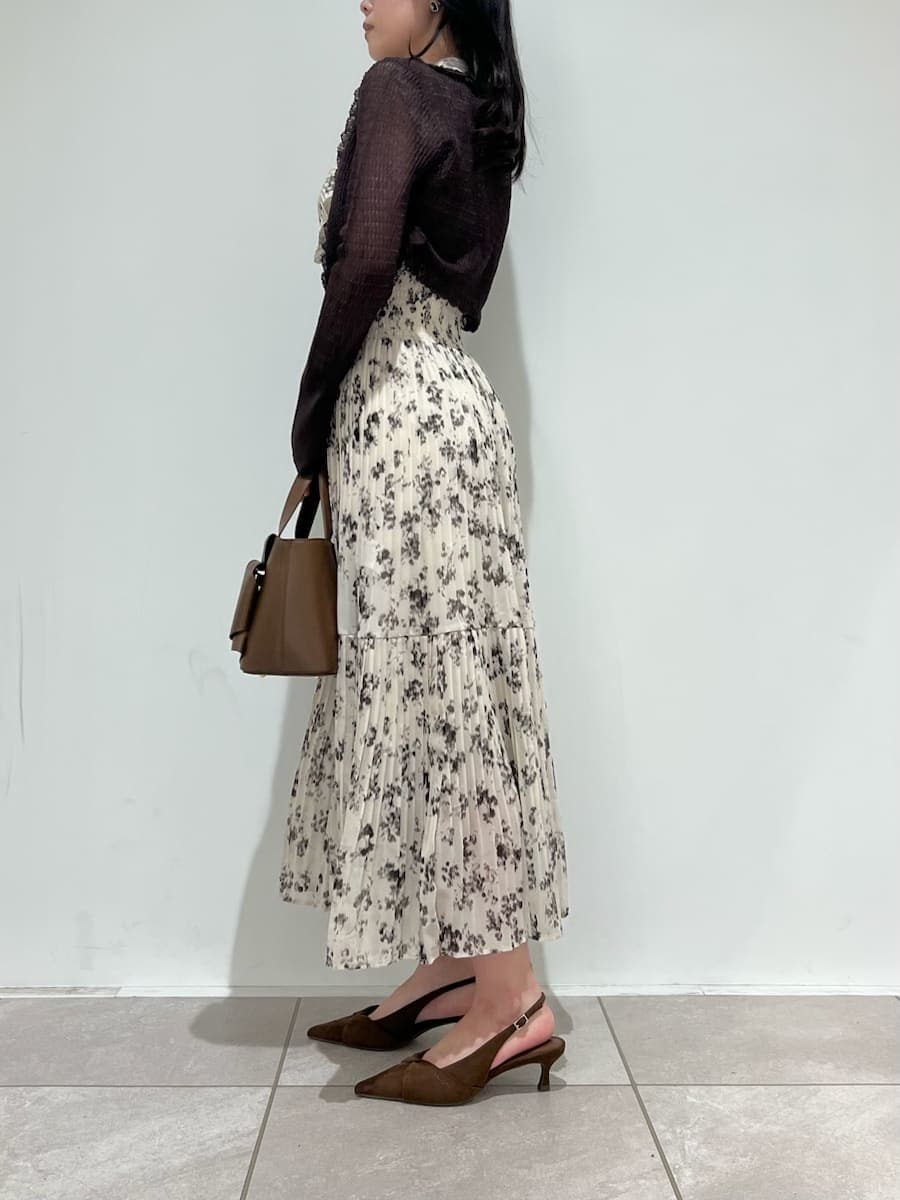 ベージュ系のワンピース、ブラウン系のカーディガン/ボレロ、ブラウン系のパンプスを着用したレディースの冬コーディネートの2枚目の写真