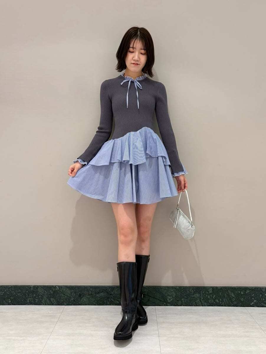 ブラック系のブーツ、ブラック系のブルゾン、その他のワンピースを着用したレディースの冬コーディネートの2枚目の写真