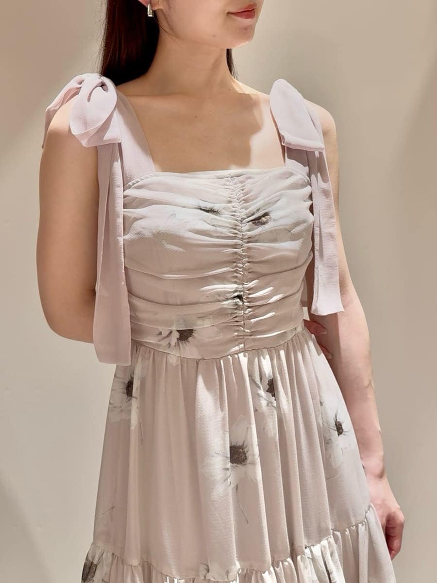 ピンク系のワンピース、ブラウン系のショルダーバッグ、シルバー系のピアス（両耳用）を着用したレディースの夏コーディネートの5枚目の写真