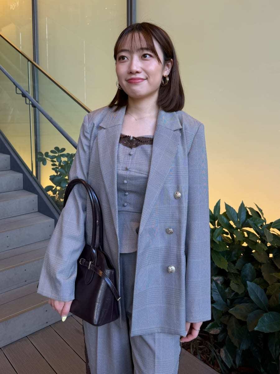 その他のその他パンツ、その他のその他トップス、ブラウン系のボストンバッグを着用したレディースの夏コーディネートの10枚目の写真