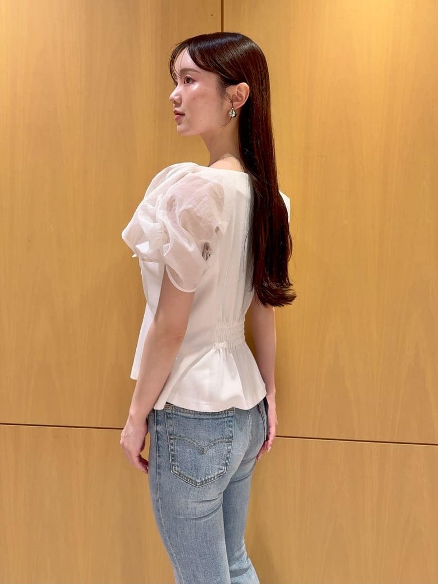 ブルー系のデニムパンツ、ホワイト系のTシャツ/カットソー、ブラウン系のハンドバッグを着用したレディースの夏コーディネートの6枚目の写真