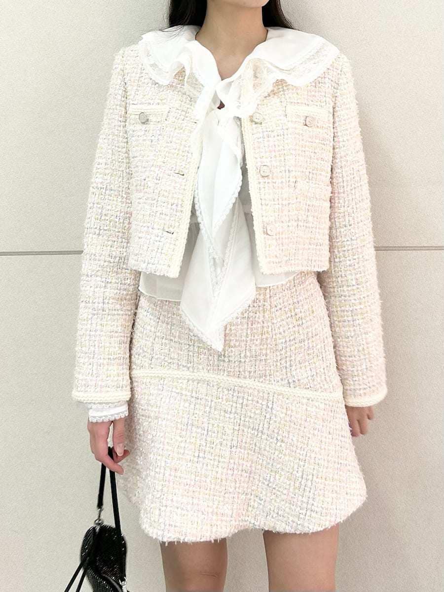 ブラック系のブーツ、その他のノーカラージャケット、その他のスカートを着用したレディースの冬コーディネートの5枚目の写真