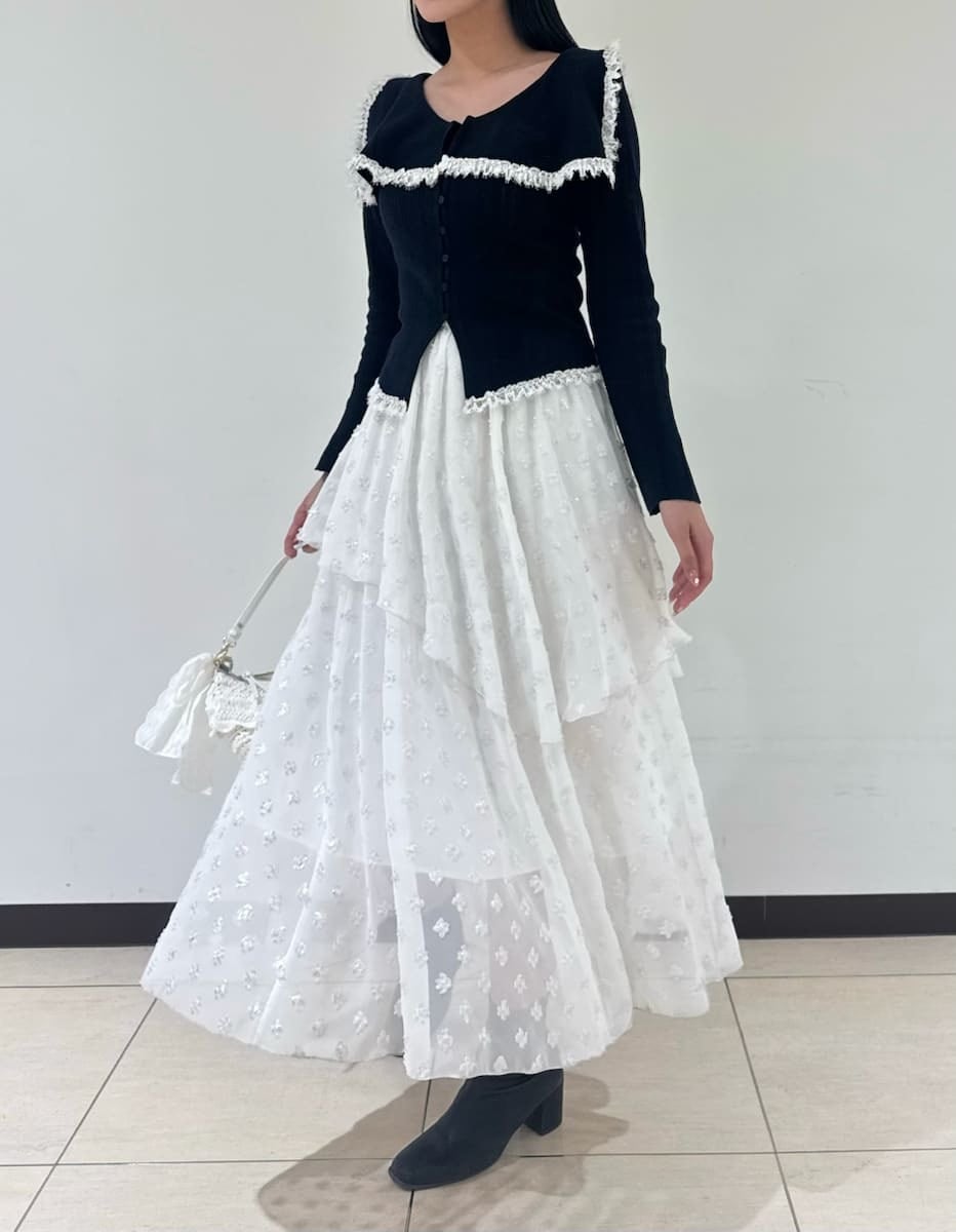 シルバー系のスカート、ブルー系のニット/セーターを着用したレディースの冬コーディネートの4枚目の写真