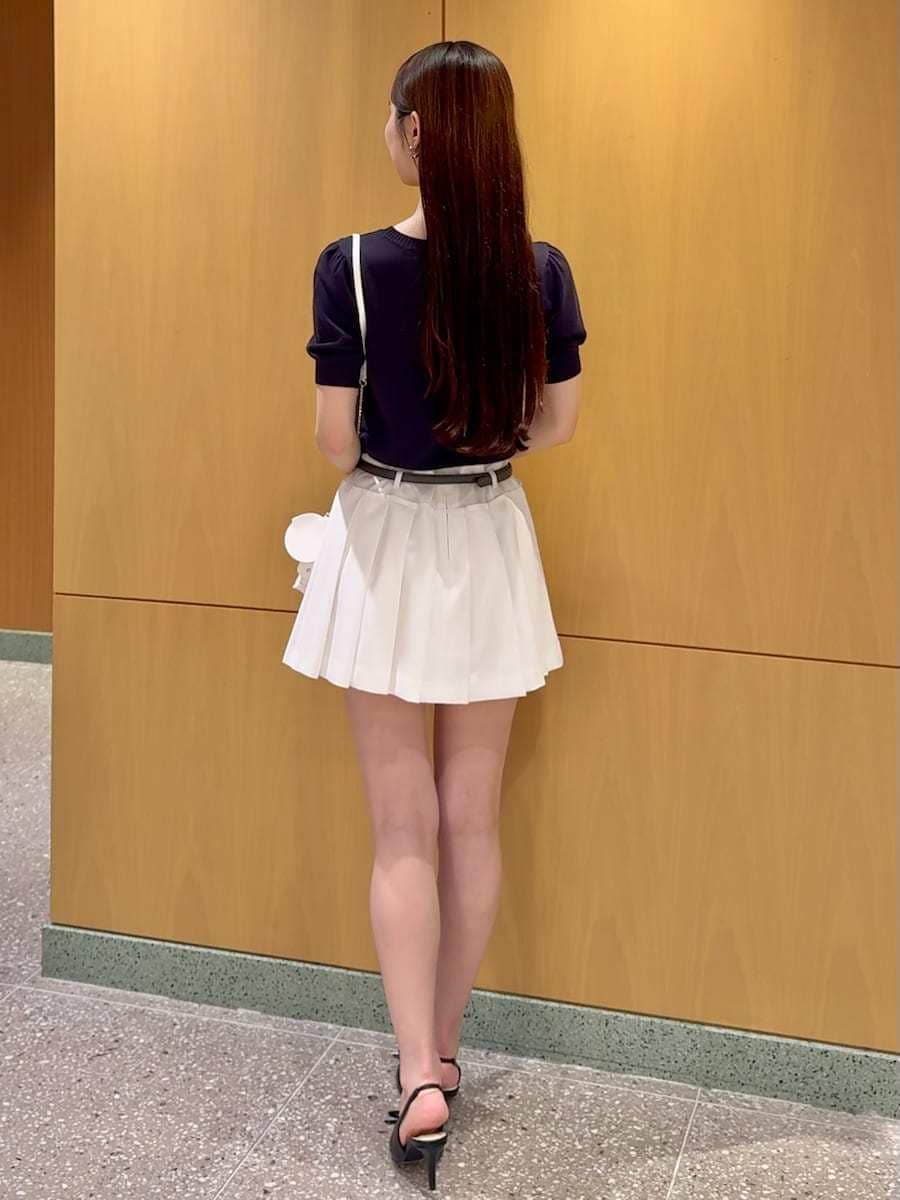 ホワイト系のショルダーバッグ、ホワイト系のその他パンツ、ブルー系のニット/セーターを着用したレディースの夏コーディネートの4枚目の写真