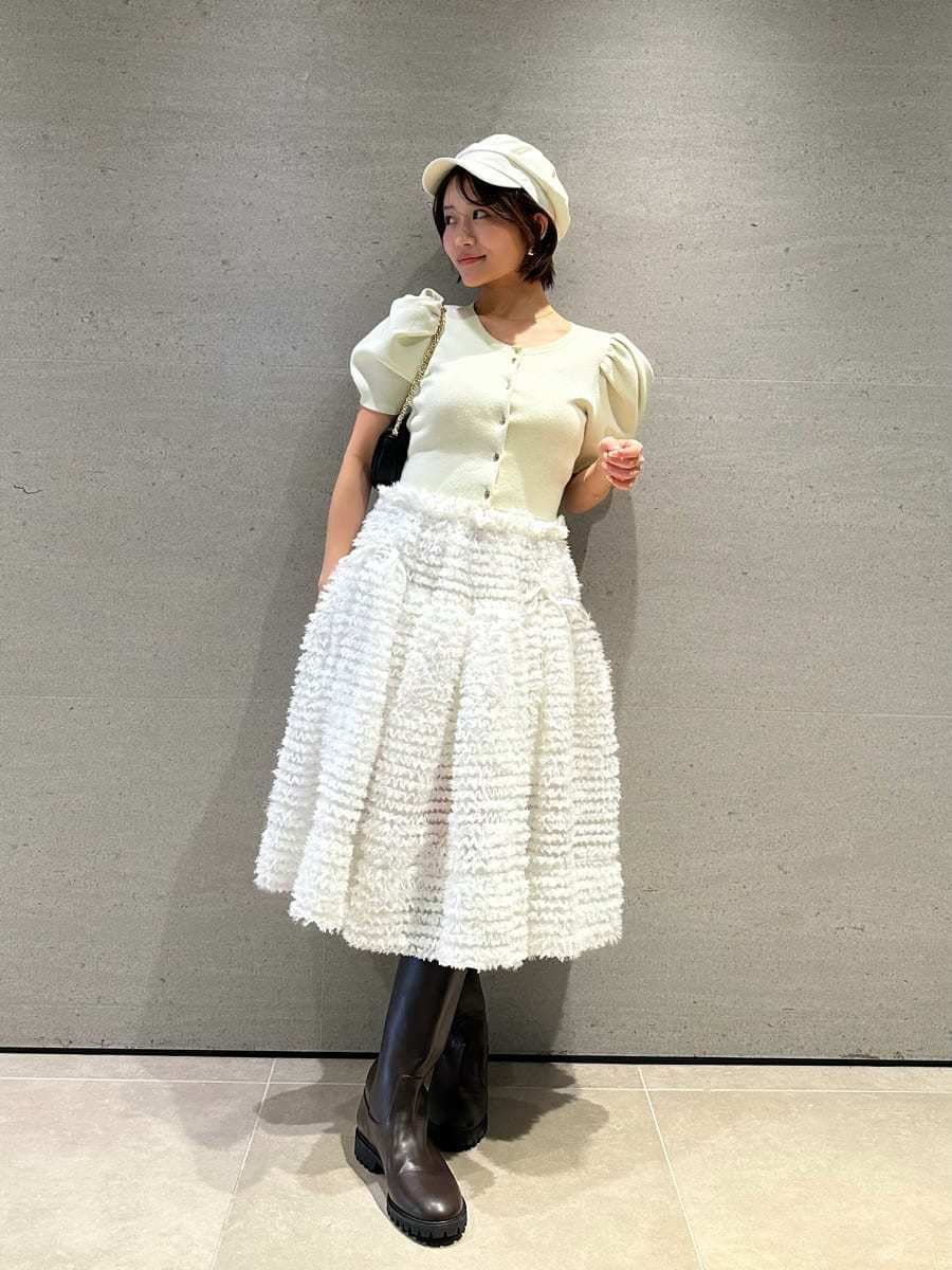 イエロー系のカーディガン/ボレロ、ブラック系のショルダーバッグを着用したレディースの春コーディネートの7枚目の写真