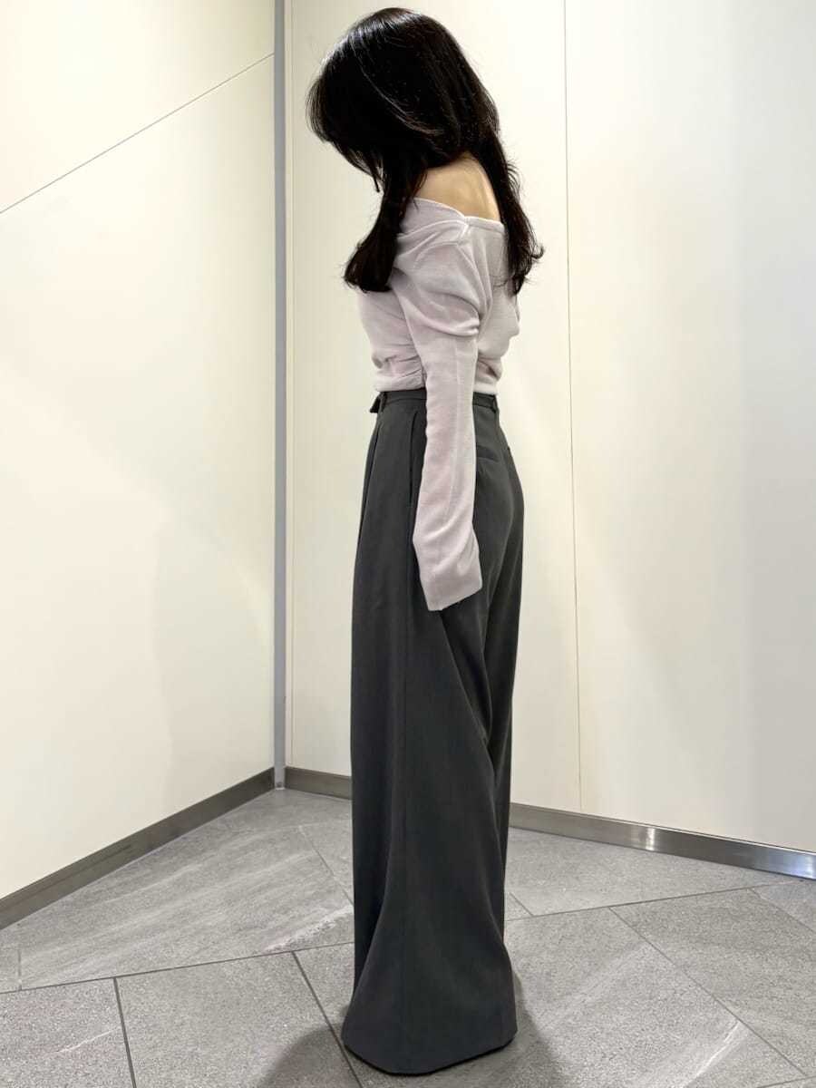 グレー系のその他パンツ、ピンク系のニット/セーター、ブラウン系のパンプスを着用したレディースの秋コーディネートの5枚目の写真