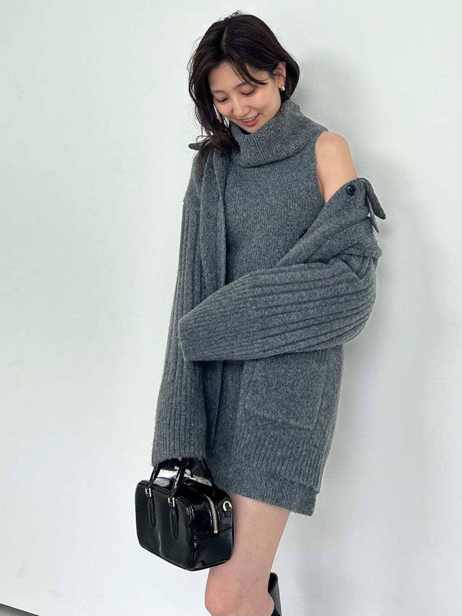 グレー系のカーディガン/ボレロ、グレー系のワンピース、ブラック系のボストンバッグを着用したレディースの夏コーディネートの8枚目の写真